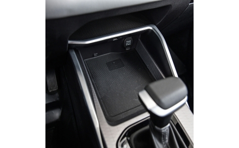 吉利帝豪四代無(wú)線(xiàn)充電改裝升級(jí)